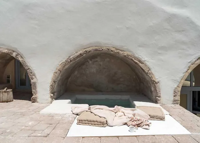 Oia's Cellars Apartment *