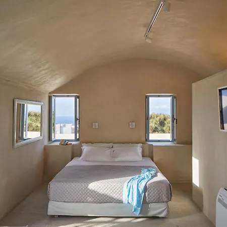 Oia's Cellars * Ия