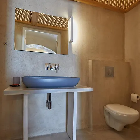 Oia's Cellars * Ия