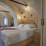 Oia's Cellars אויה